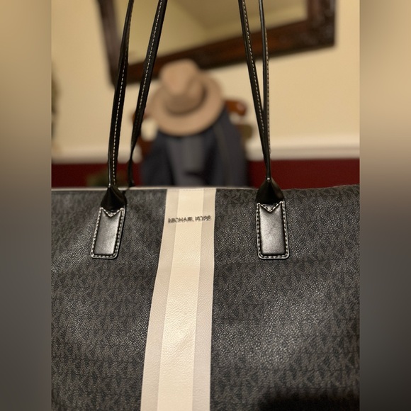 MICHAEL KORS TRAVEL LARGE TOP ZIP TOTE - Picture 12 of 14